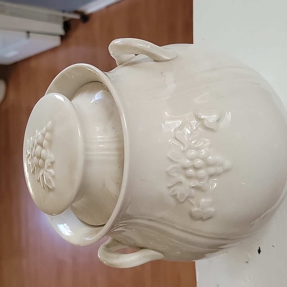 Ceramic jar with lid